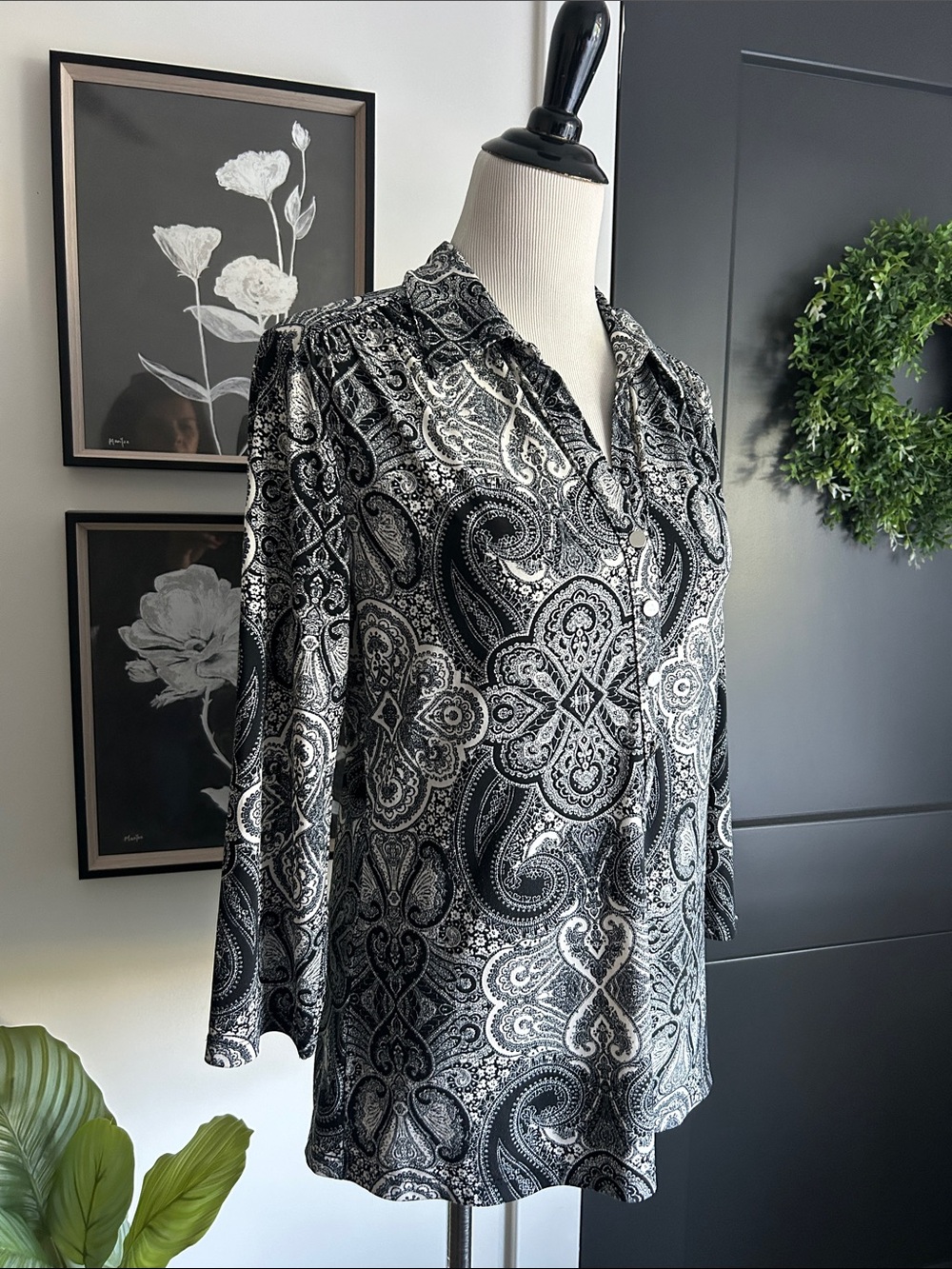 🌹 L Black & White Paisley Button-Front v neck collar Blouse